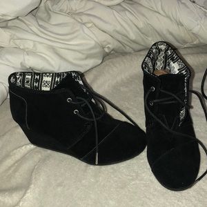 TOMS black wedges